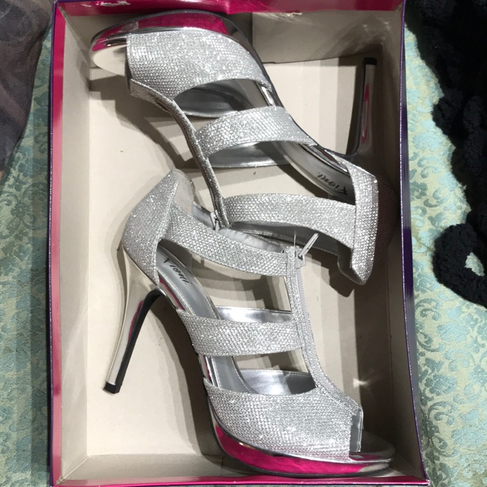 3/$15 Sparkly Zip Up Silver Event Heels